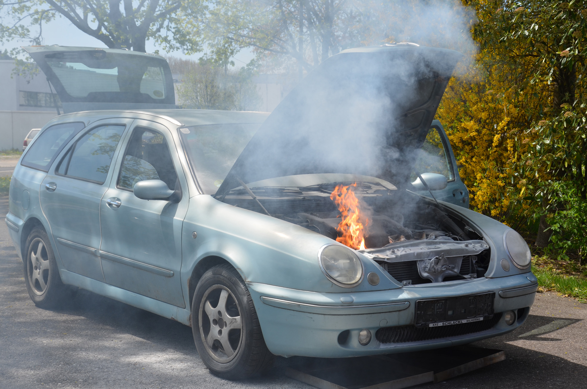 Steigende Gefahr von Verkehrsunfällen und Fahrzeugbränden