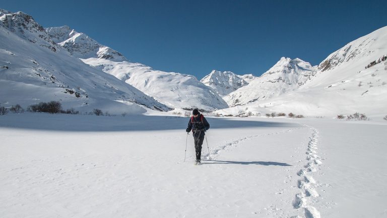 Schneeschuhwandern: Sichere Variante des Skitourengehens?