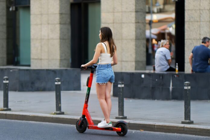 Frau fährt E-Scooter