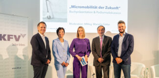 Gruppenfoto der Vortragenden: Dipl.-Ing. Dr. Michael Cik (TU Graz) neben Mag. (FH) Ernestine Mayer (KFV), Mariella Gittler (Moderation), Dr. Armin Kaltenegger (KFV) und Darius Scurtu (McKinsey).