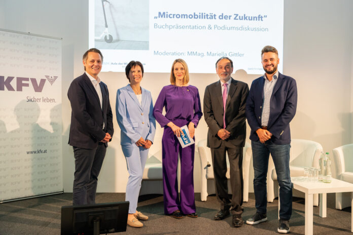 Gruppenfoto der Vortragenden: Dipl.-Ing. Dr. Michael Cik (TU Graz) neben Mag. (FH) Ernestine Mayer (KFV), Mariella Gittler (Moderation), Dr. Armin Kaltenegger (KFV) und Darius Scurtu (McKinsey).