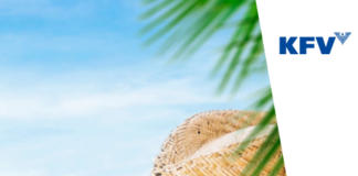 Titelbild der Broschüre Urlaubsbetrügereien mit einer Strandszene, Strohhut, Palmblättern, Muscheln und Sonnenbrille und dem Text: "Reisesicherheit. Wie Sie Urlaubsbetrügereien geschickt aus dem Weg gehen"