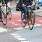 Radfahrende auf einem Fahrradstreifen.