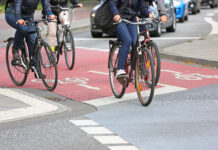 Radfahrende auf einem Fahrradstreifen.