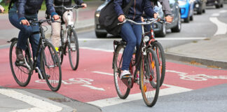 Radfahrende auf einem Fahrradstreifen.