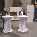 Dr. Armin Kaltenegger und Dr. Günther Schwabegger beim Pressegespräch in Linz in einer der Hallen der Brandverhütungsstelle Oö. Hinter ihnen ist eine Küche zu sehen.