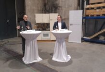 Dr. Armin Kaltenegger und Dr. Günther Schwabegger beim Pressegespräch in Linz in einer der Hallen der Brandverhütungsstelle Oö. Hinter ihnen ist eine Küche zu sehen.