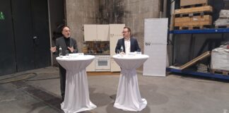 Dr. Armin Kaltenegger und Dr. Günther Schwabegger beim Pressegespräch in Linz in einer der Hallen der Brandverhütungsstelle Oö. Hinter ihnen ist eine Küche zu sehen.