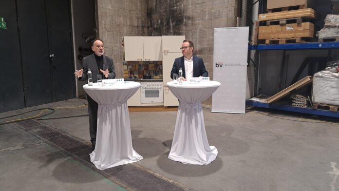 Dr. Armin Kaltenegger und Dr. Günther Schwabegger beim Pressegespräch in Linz in einer der Hallen der Brandverhütungsstelle Oö. Hinter ihnen ist eine Küche zu sehen.