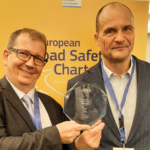 Die strahlenden Gewinner der Kategorie Motorcyclists bei den ERSC-Awards, v.l.n.r.: Dipl.-Ing. Martin Winkelbauer, KFV-Sicherheitsexperte und Projektleiter, und Ideengeber Ing. Gerald Höher, Sachgebietsleiter der Kärntner Verkehrsplanung.