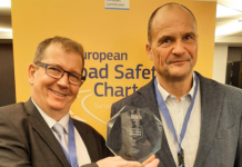 Die strahlenden Gewinner der Kategorie Motorcyclists bei den ERSC-Awards, v.l.n.r.: Dipl.-Ing. Martin Winkelbauer, KFV-Sicherheitsexperte und Projektleiter, und Ideengeber Ing. Gerald Höher, Sachgebietsleiter der Kärntner Verkehrsplanung.