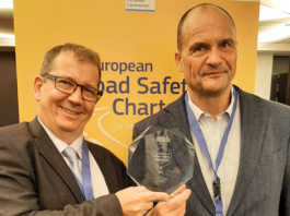 Die strahlenden Gewinner der Kategorie Motorcyclists bei den ERSC-Awards, v.l.n.r.: Dipl.-Ing. Martin Winkelbauer, KFV-Sicherheitsexperte und Projektleiter, und Ideengeber Ing. Gerald Höher, Sachgebietsleiter der Kärntner Verkehrsplanung.