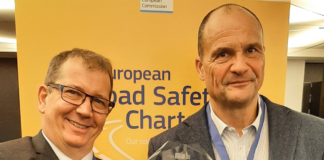 Die strahlenden Gewinner der Kategorie Motorcyclists bei den ERSC-Awards, v.l.n.r.: Dipl.-Ing. Martin Winkelbauer, KFV-Sicherheitsexperte und Projektleiter, und Ideengeber Ing. Gerald Höher, Sachgebietsleiter der Kärntner Verkehrsplanung.