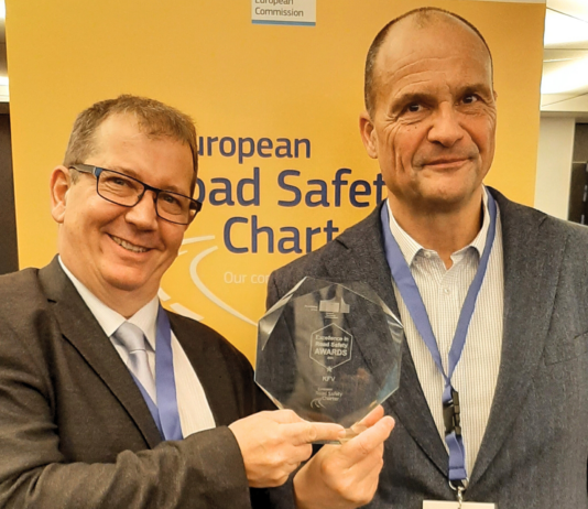 Die strahlenden Gewinner der Kategorie Motorcyclists bei den ERSC-Awards, v.l.n.r.: Dipl.-Ing. Martin Winkelbauer, KFV-Sicherheitsexperte und Projektleiter, und Ideengeber Ing. Gerald Höher, Sachgebietsleiter der Kärntner Verkehrsplanung.