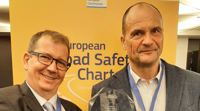 Die strahlenden Gewinner der Kategorie Motorcyclists bei den ERSC-Awards, v.l.n.r.: Dipl.-Ing. Martin Winkelbauer, KFV-Sicherheitsexperte und Projektleiter, und Ideengeber Ing. Gerald Höher, Sachgebietsleiter der Kärntner Verkehrsplanung.