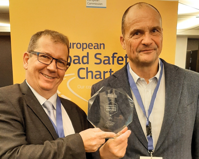 Die strahlenden Gewinner der Kategorie Motorcyclists bei den ERSC-Awards, v.l.n.r.: Dipl.-Ing. Martin Winkelbauer, KFV-Sicherheitsexperte und Projektleiter, und Ideengeber Ing. Gerald Höher, Sachgebietsleiter der Kärntner Verkehrsplanung.