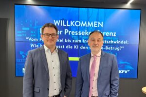 Thorsten Behrens (Watchlist Internet) und Armin Kaltenegger (KFV) bei der Pressekonferenz zum Thema KI und Online-Betrug.