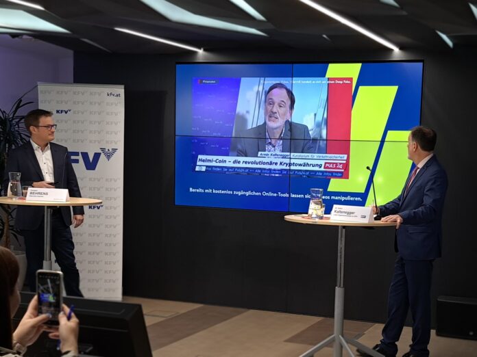 Armin Kaltenegger und Thoersten Behrens bei der Pressekonferenz KI-Online-Betrug.