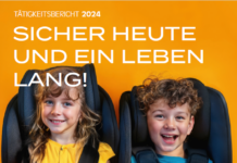 Zwei KI-generierte Kinder in einem Kindersitz, die lachen. Der Bildtext: "Tätigkeitsbericht 2024. Sicher heute und ein Leben lang! www.kfv.at"